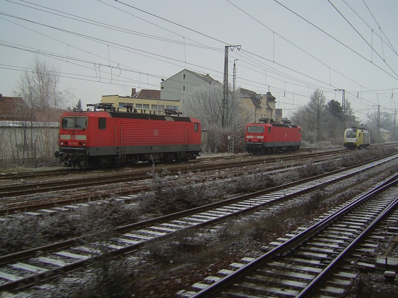 Die 143 165, die 143 007 und die ES 64 U2-025 warten am 21.12.2007 in Regensburg auf neue Einstze. (Fotografiert aus Fahrenden ALEX Zug)  