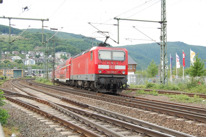 Die 143 168 schiebt ihre Dosto-Einheit nach Bingen