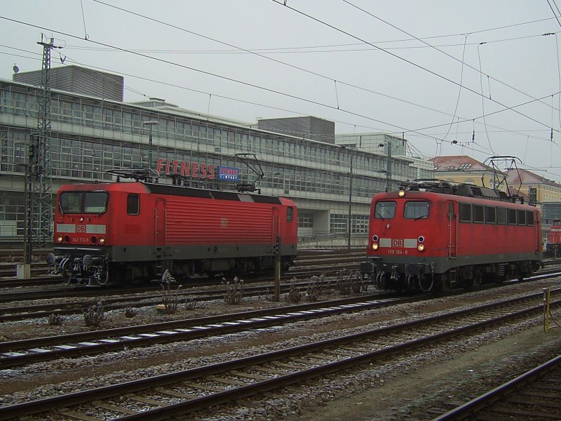 Die 143 172 bei einer Rangierfahrt und die 139 164 wartet an einem Rotem Signal. (Regensburg Hbf 21.12.2007) 