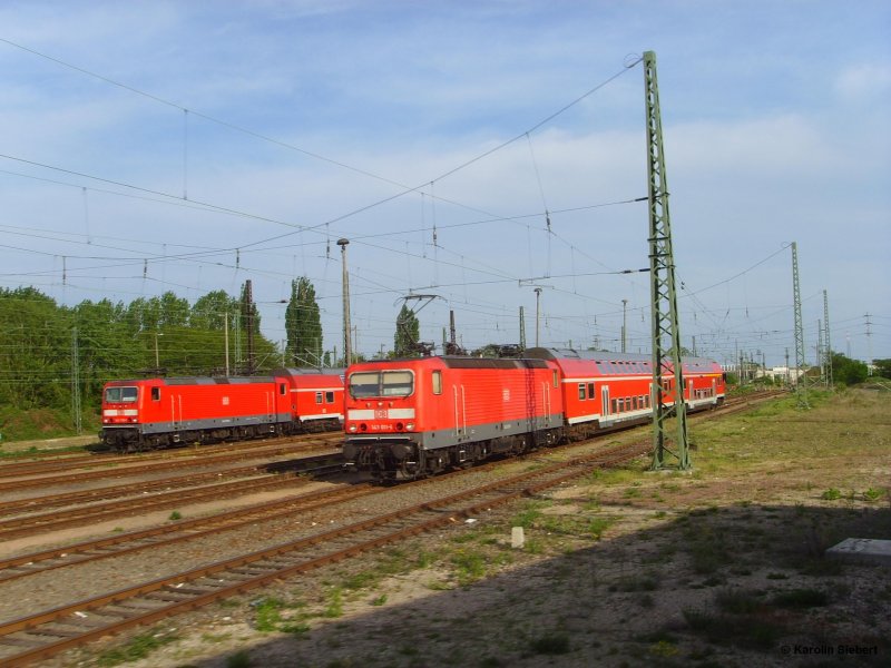 Die 143 175 und 143 011 am 05.05.2007 abgestellt in Halle - aus dem Zug heraus fotografiert
