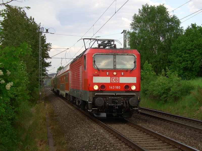 Die 143 180 am 12.05.2008 bei der Einfahrt in Redwitz (Rodach)