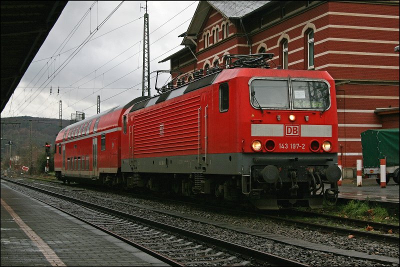 Die 143 197 wartet mit der RB56  Der Iserlohner , dem  krzesten Regionalzug NRW´s , auf Gleis 1 in Letmathe auf die Abfahrt nach Iserlohn. (07.12.07)