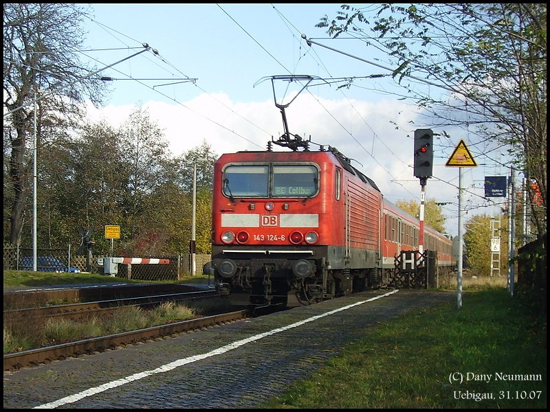 Die 143 214 durchfhrt soeben mit dem RE 10 aus Leipzig Hbf den Bahnhof Uebigau in Richtung Cottbus. 31.10.07.