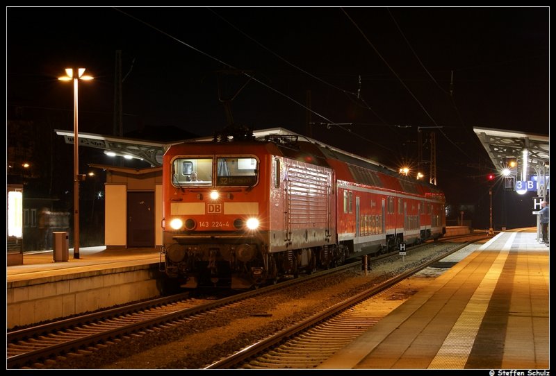 Die 143 224 habe ich am 07.03.09 im Gstrow aufgenommen. Ziel des Zuges ist Warnemnde.