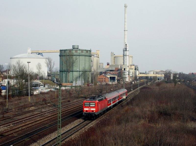 Die 143 252 mit einer RB am 14.03.2009 bei der Einfahrt in Regensburg Hbf, im Hintergrund ist die Stillgelegte Zuckerfabrik von Regensburg zu sehen. (Bahnbilder Treffen)