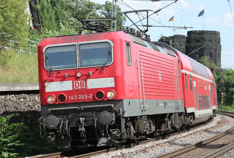 Die 143 263-2 zieht ihre RB27 (Koblenz - Mnchengladbach) in Schrglage zu ihrem nchsten Halt in Erpel, aufgenommen am 16.07.2009