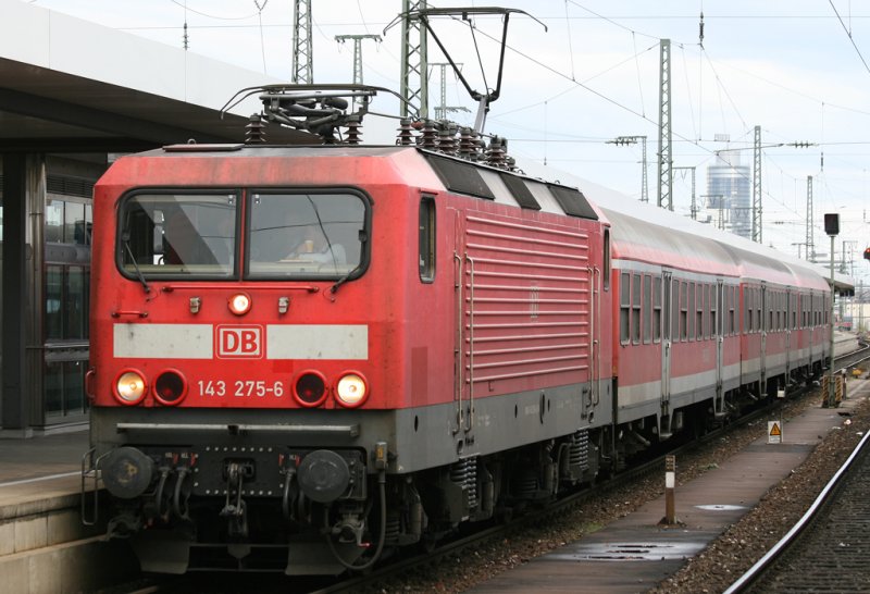 Die 143 275-6 prsentiert die Spitze der RB nach Neustadt HBF, aufgenommen am 18.10.2009 in Nrnberg HBF