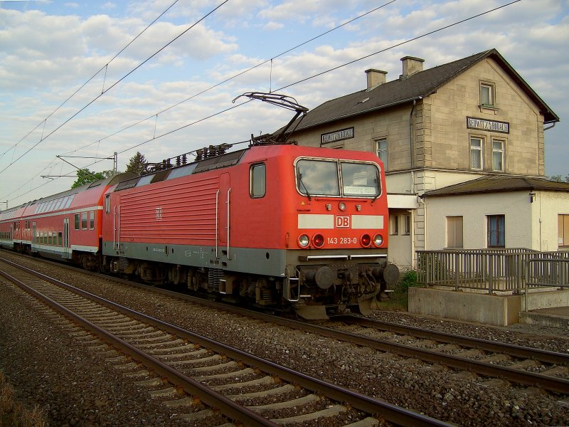 Die 143 283 am 13.05.2008 mit einer RB bei der Ausfahrt aus Redwitz (Rodach).