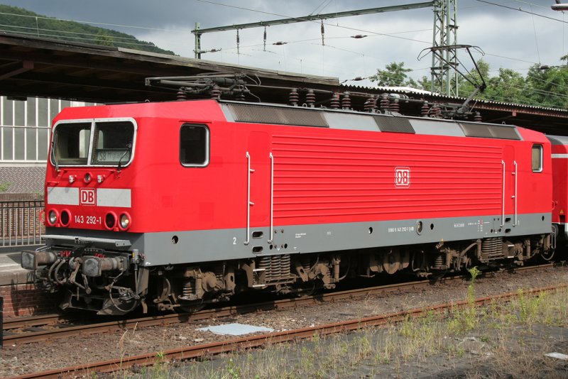 Die 143 292-1 steht abfahrbereit mit ihrer S8 nach Mnchengladbach in Hagen HBF am 18.07.2009