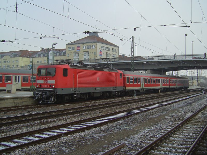 Die 143 325 mit einer RB die aus nur 2 Wagen bestand am 21.12.2007 bei der Einfahrt in Regensburg Hbf. 