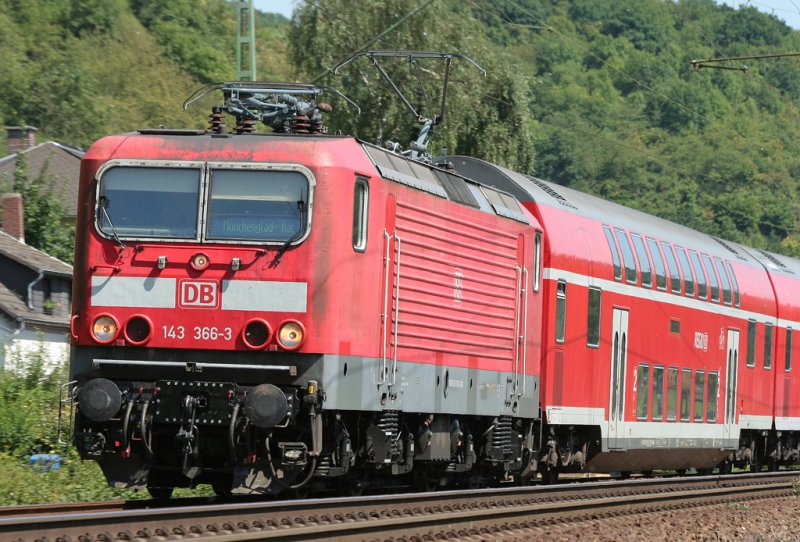 Die 143 366-3 zieht die RB27 von Koblenz nach Mnchengladbach durch Erpel, aufgenommen am 04.08.2009