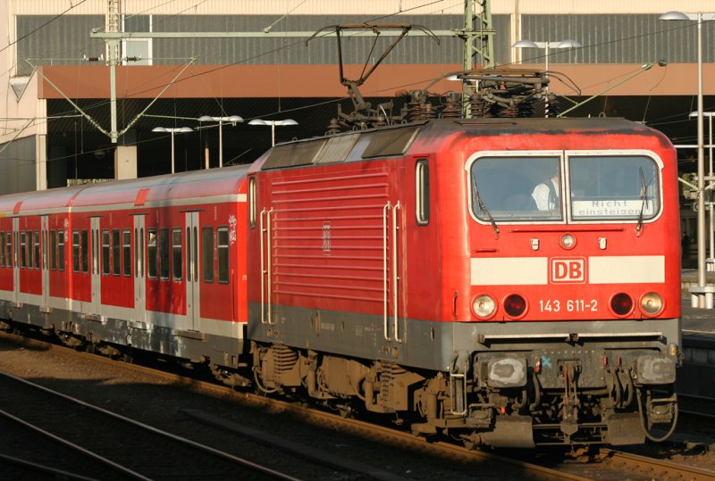 Die 143 611-2 durchfhrt Dsseldorf HBF mit einem Leerzug ebenfalls nach  Nicht Einsteigen , aufgenommen am 10.10.2009