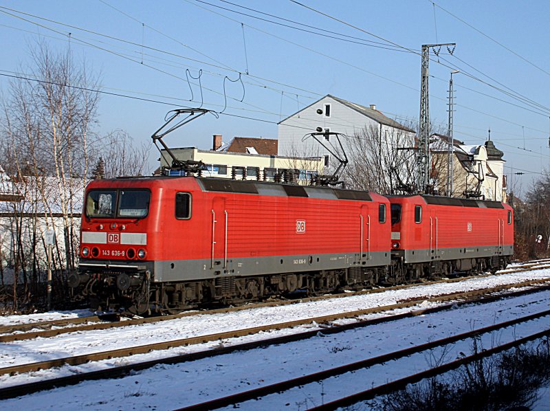 Die 143 636 und eine weitere am 09.01.2009 abgestellt in Regensburg, und warten auf Arbeit. 