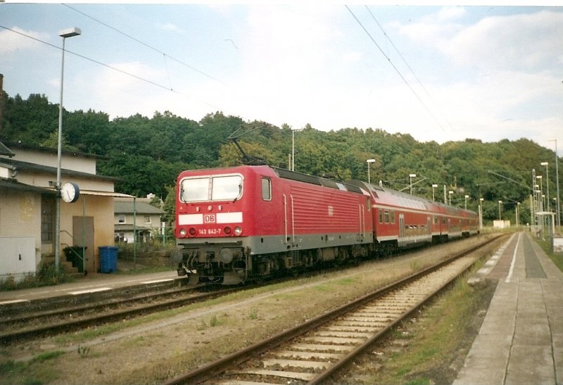 Die 143 642 im Sommer 2005 mit der Regionalbahn Lietzow-Binz in Lietzow.