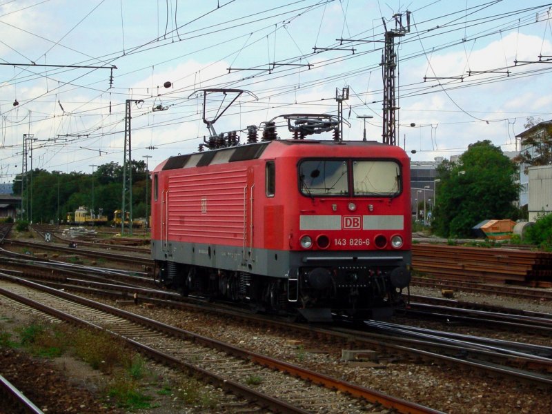 Die 143 826 am 26.08.2008 bei einer Rangierfahrt im Regensburger Hbf.