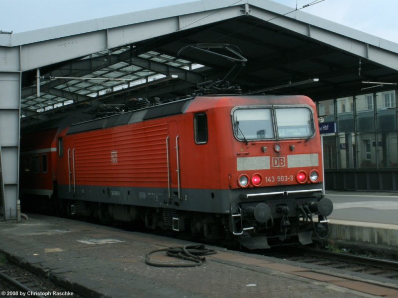 Die 143 903-3 im Hauptbahnhof Halle/Saale
mit einer S-Bahn am 31.05.08. (Halle/Saale - 31.05.08)