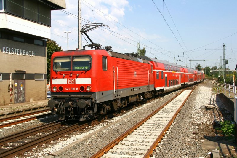 Die 143 910-8 als RE nach Koblenz HBF aufgenommen in Kelsterbach am 01.09.2009