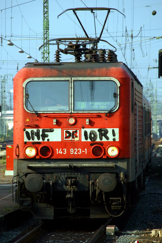 Die 143 923-1 als RB nach Frankfurt HBF bei der Einfahrt in den Frankfurter Hauptbahnhof. Aufgenommen am 22.09.2009 von Bahnsteig 12.