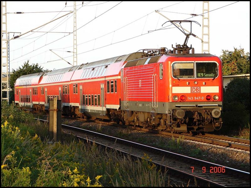 Die 143 947 schiebt den RE9 an einem schnen Septemberabend von Rostock nach Sassnitz.