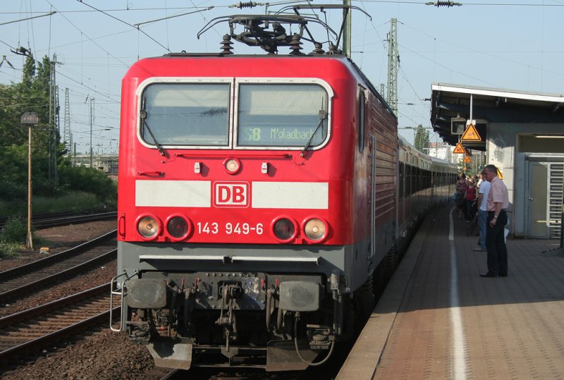 Die 143 949-6 auf der S8 von Dortmund nach Mgladbach in Neuss am 24.05.2009
