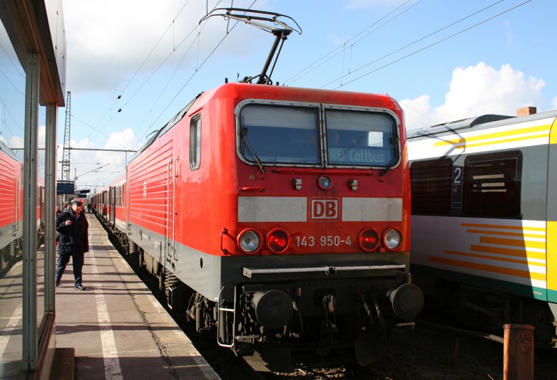 Die 143 950 steht mit dem geendeten RE nach Cottbus in Cottbus, man beachte den Beamten links im Bild der gleich seine Pflicht ausfhren wird ;-) Aufgenommen am 19.10.2009