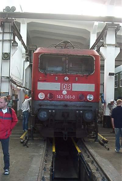 Die 143061-0 bei der Indstandsetzung im BW Rostock Hbf.