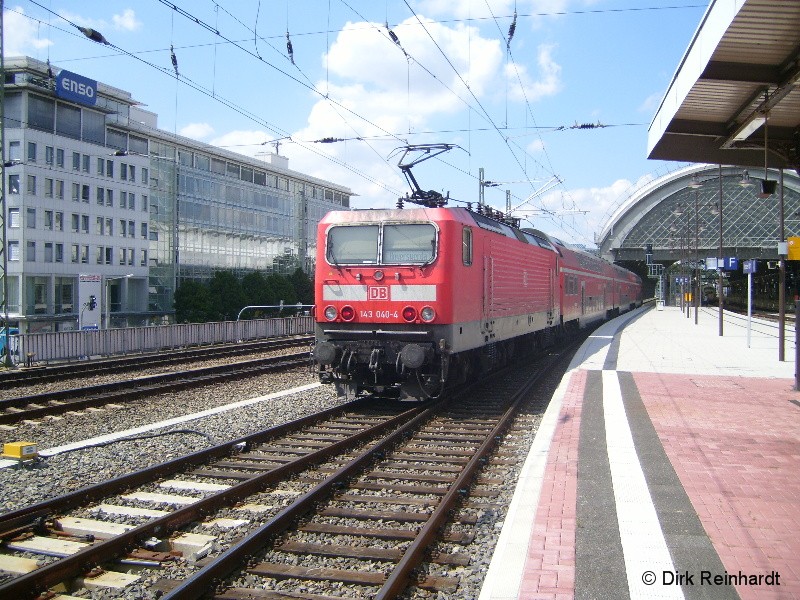 Die 143er schiebt den RE15 von Dresden nach Hoyerswerda als Rangierabteilung in den Hbf von Dresden.