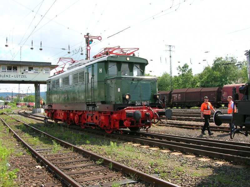 Die 144 des ostens, 244, in DR ausfuhrung zu erkennen u.a. an dem roten Fahrwerk.