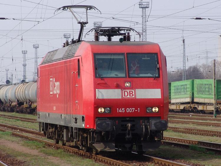 Die 145 007-1 in H�he der Aufsicht WRS kurz vor dem Bespannen des 45524 nach Mukran.Aufgenommen am 06.04.05