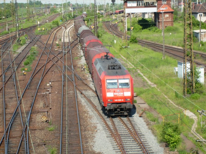 Die 145 022, durchfhrt am 14. Mai 2008, mit einem Gterzug den Gterbahnhof von Halle Saale.