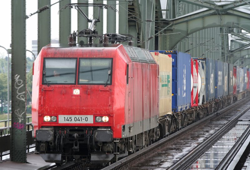 Die 145 041-0 der Railion berquert die Klner Sdbrcke am 08.07.2009 mit einem Gterzug