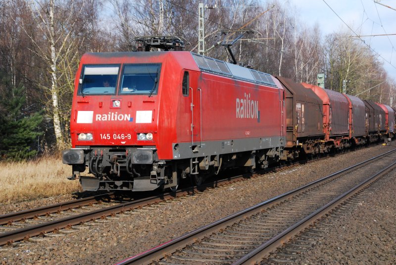 Die 145 046-9 der Railion zieht am Nachmittag des 14.02.2009 eine Gterzug bestehend aus gedeckten Haubenwagen die Steigung zur Avenwedder Brcke hinauf. Deutlich zu erkennen sind die Verschmutzungen durch das tagelange Matschwetter.