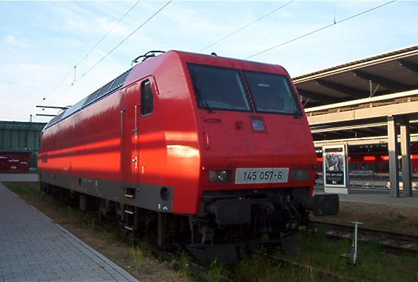 Die 145 057-6 wartet im Rostocker Hbf. auf NZ1949 von Hagen nach Ostseebad Binz(18.07.04)