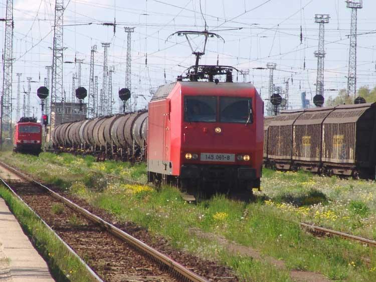 Die 145 061-8 in Hhe Aufsicht WRS.Im Hintergrund die 155 140-7 und Rechts daneben das Stellwerk R20.(18.05.05)