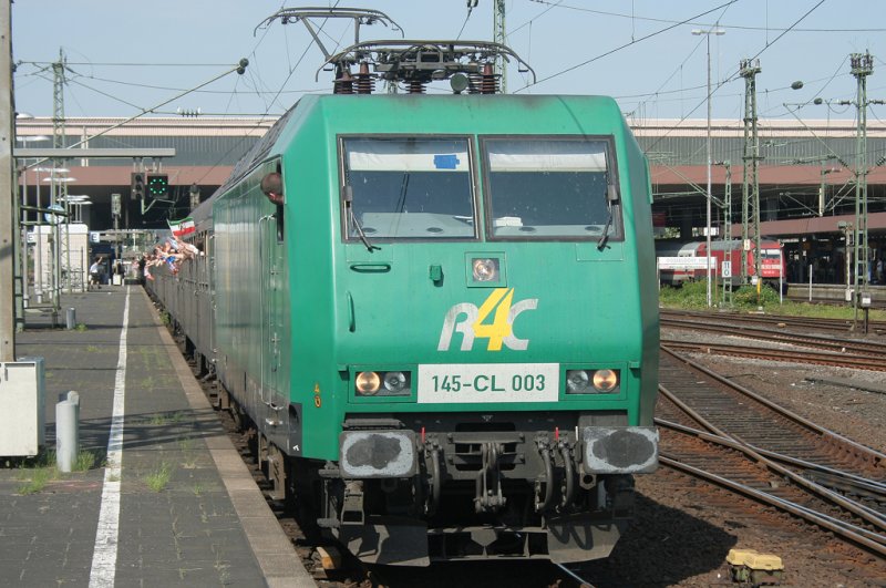 Die 145-CL 003 zieht ihren bunten Fuballsonderzug nach Stuttgart in Dsseldorf am 24.05.2009