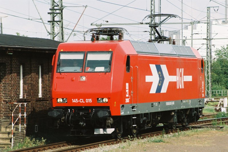 Die 145 - CL 015 der HGK rangiert am 20.5.09 nachmittags im Oldenburger Hauptbahnhof vor einen Sonderzug zum Kirchentag nach Bremen.