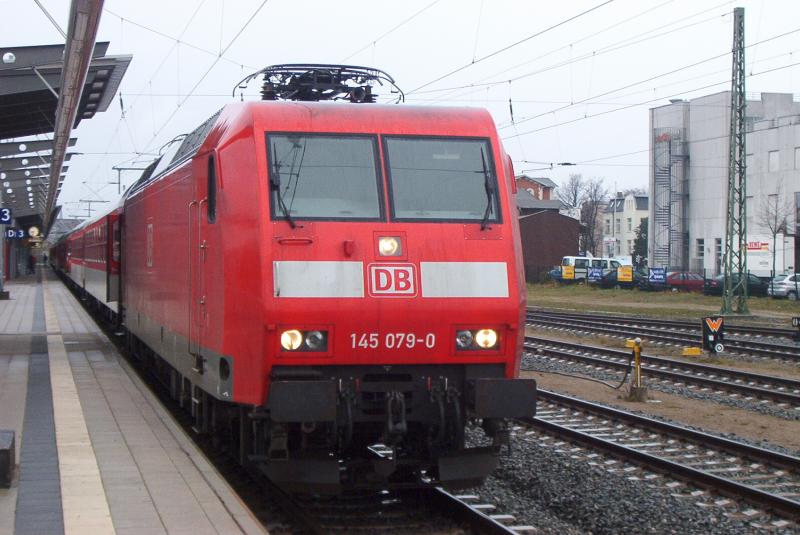 Die 145079-0(Cargo Berlin) vor dem NZ1949/40482 nach Binz im Rostocker Hbf.