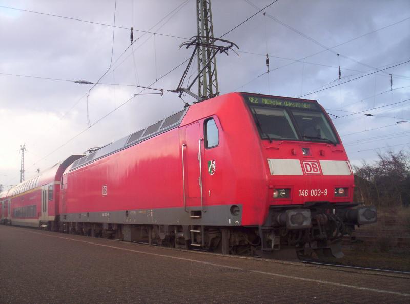 Die 146 003-9 die vor einem Monat noch zwischen Mainz und Mannheim verkehrte ist nun in Dortmund stationiert und �bernimmt nun den RE 2 zwischen M�nchengladbach und M�nster(Westf) Hbf. Hier in Haltern am See. 01.04.2006