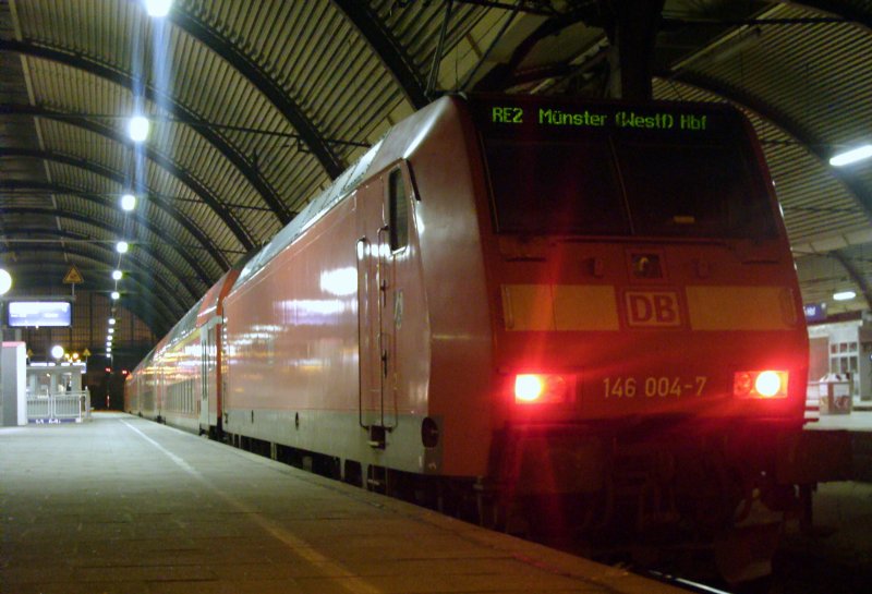 Die 146 004-7 Wartet im Mnchengladbacher Hbf auf die Abfahrt als RE2 nach Mnster am 27.12.2008 um 20:58