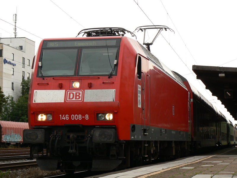 Die 146 008-8 hab auf dem RE5 im Mai diesen Jahres am Bahnhof K�ln West aufgenommen