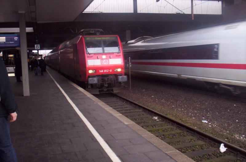 Die 146 012-0 stand am 14.04.05 in Dsseldorf am Hbf Richtung Hamm(Westf) mit dem RE1 am Hacken.