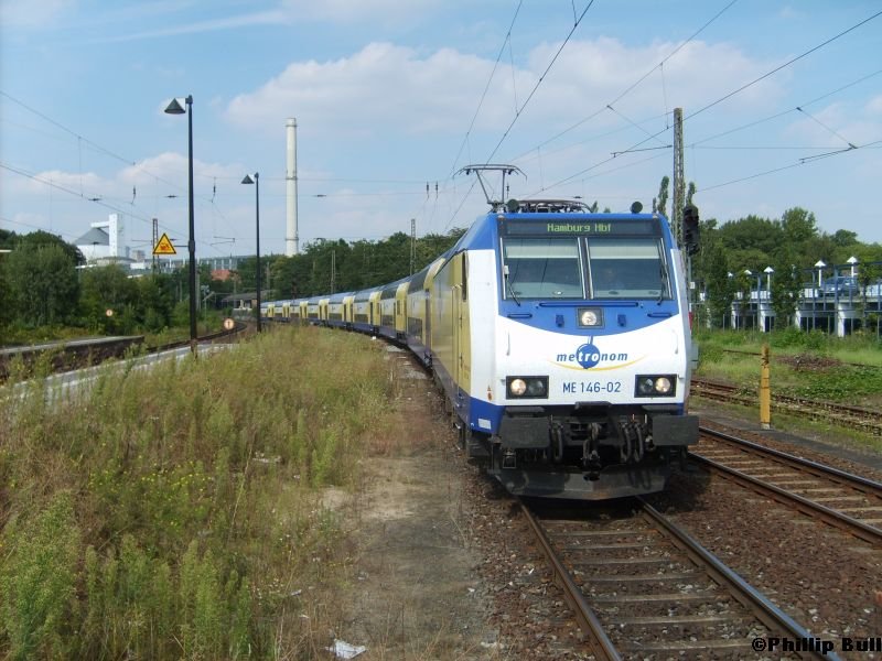 Die 146-02 fhrt am 4.8.07 in den Bahnhof Uelzen ein, um kurze Zeit spter als ME 80956 in Richtung Hamburg zu fahren