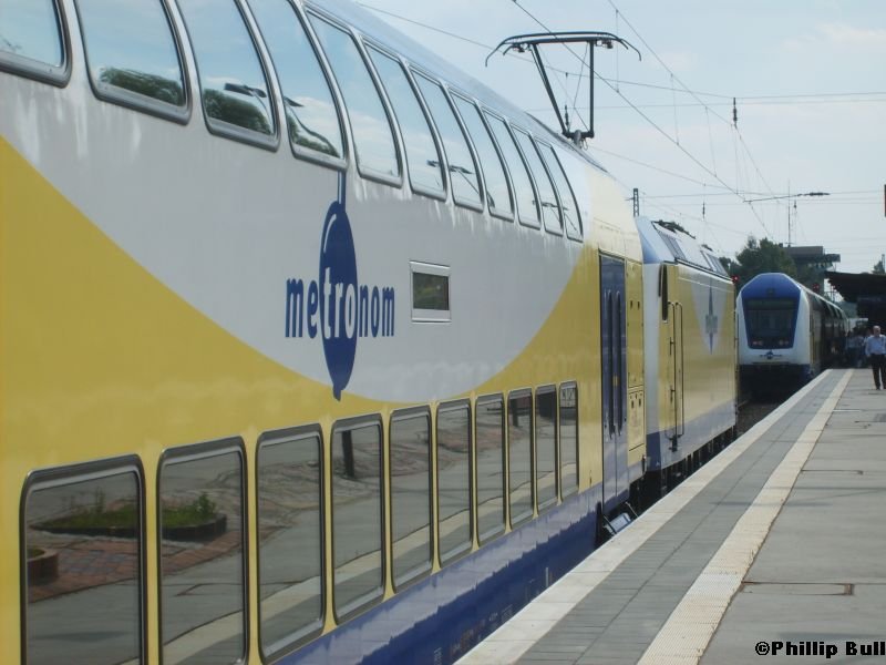 Die 146-02 verscheucht am 4.8.07 den aus Gttingen angekommenden ME 80840, damit sie mit ihrem metronom nach Hamburg. die Fahrgste aufnehmen kann