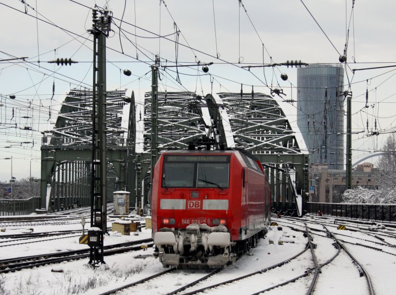Die 146 024 am 05.01.2009 mit dem RE 1 nach Hamm bei der Ausfahrt in K�ln Hbf. 