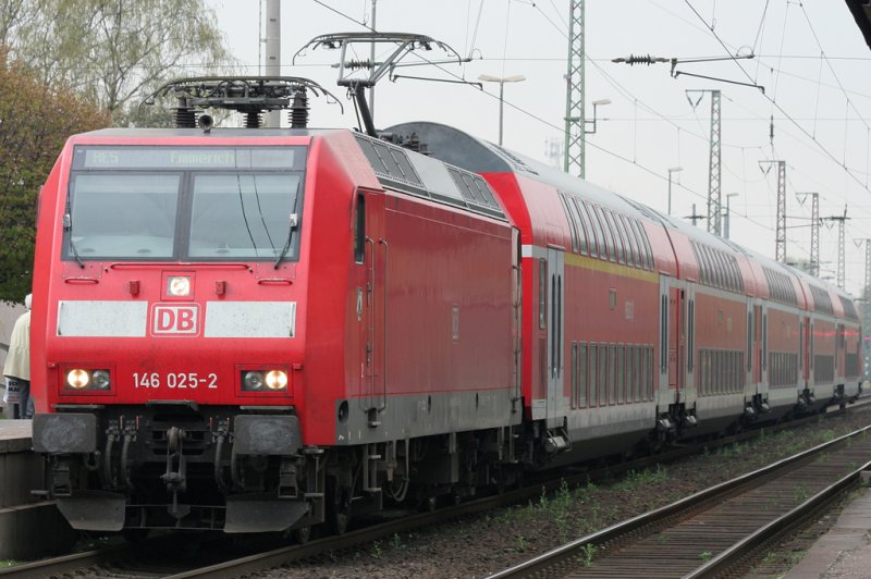 Die 146 025-2 mit dem RE5 von Koblenz nach Emmerich w�hrend des Halts in Oberhausen Sterkrade am 07.04.2009