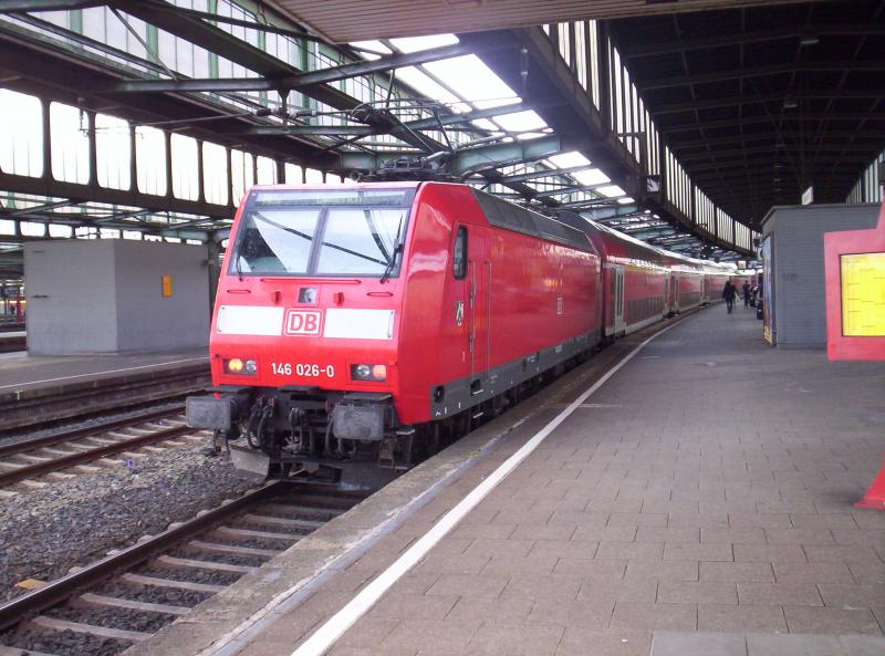 Die 146 026-0 auf dem RE5 nach Emmerich ber Oberhausen, Wesel. Er steht in Duisburg Hbf Abrfahrbereit am 18.07.2005