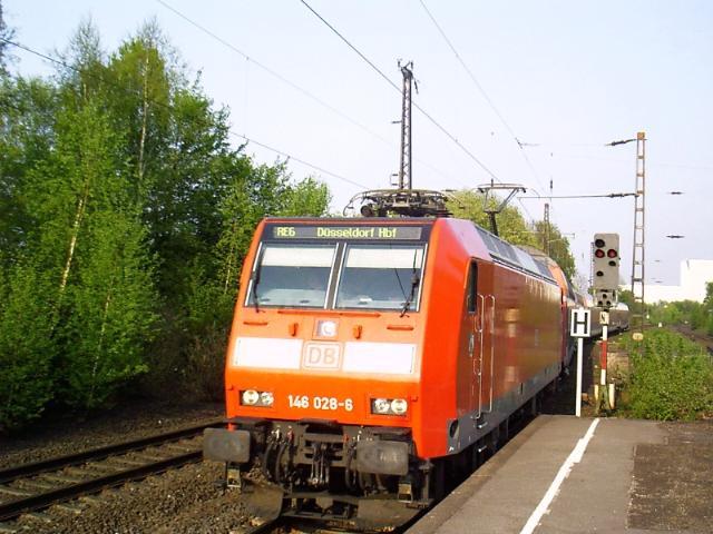 Die 146-028 im Mai 03 mit der RE6 von Minden nach Dsseldorf Hbf.
Der Zug fhrt gerade in Wattenscheid ein.