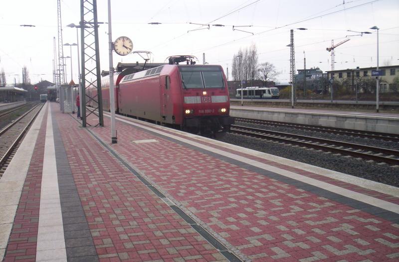Die 146 030-2 beschleunigte am 24.3.2005, mit ihren 5 Wagen langen RE1  NRW-Express  aus dem Bahnhof D�en.