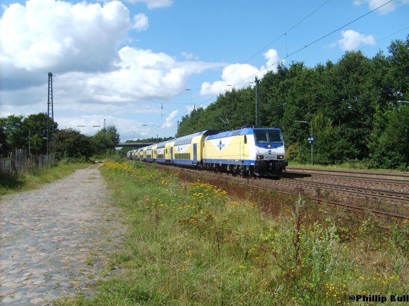 Die 146-05 fhrt am 3.8.07 mit dem ME 80947 durch Radbruch und wird wenige Minuten spter den Bahnhof Lneburg erreichen