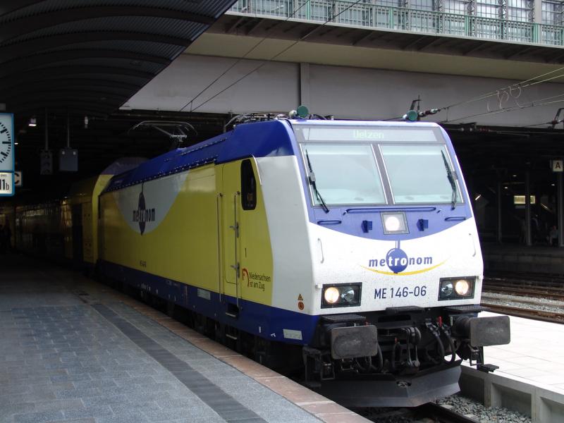 Die 146-06 steht vor ME82107 von Hamburg Hbf. nach Uelzen im Hamburger Hbf.(18.07.04)